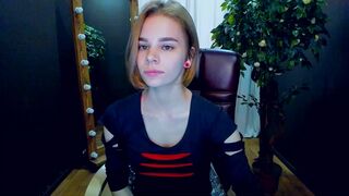 comely_ol1via blond slut jerking off dick