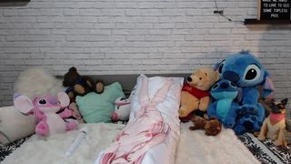 Hackergirl ManyVids pregnant woman posing in front of webcam.