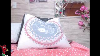 porn ManyVids appetizing babe lifts her legs