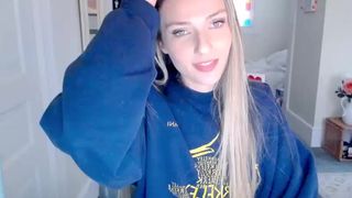 zeta_bb ManyVids lusty babe puts big tits