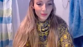 zeta_bb ManyVids put two fingers into her anus