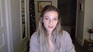 zeta_bb ManyVids lying on a white sofa and masturbating