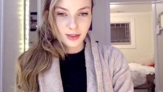 zeta_bb ManyVids gorgeous chick jerks off her pussy with phallus