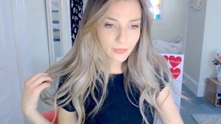 zeta_bb ManyVids luxurious female massaging nipples