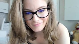 cayenne_mfc manyvids blonde babe bares her tits