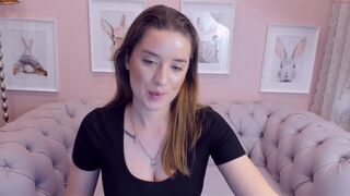 hannahsparrow busty woman chatting in chat