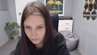 gravityfolz showing her butt