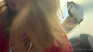 leahwintersxoxo onlyfans cute slut masturbates with a vibrator