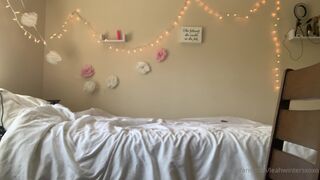 leahwintersxoxo onlyfans big breasted female - pussy fingers