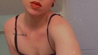 gingergoddesss onlyfans juicy chick fingers her shaved holes