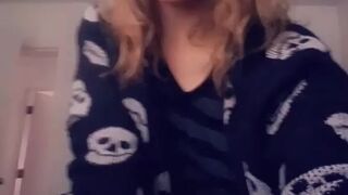 envyanne onlyfans shrew babe kurolesit in the office