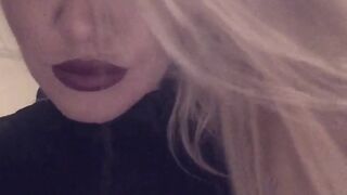 danniiharwood onlyfans attractive babe caresses lips sex