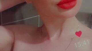 yasminscott onlyfans a dolly shows her chest