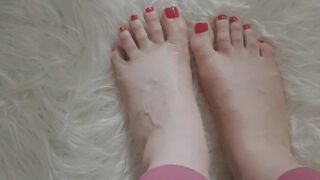 yasminscott onlyfans cute lady shows natural tits