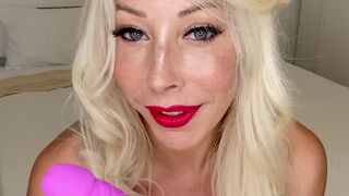 yaela_vonk onlyfans charming blonde near the pool