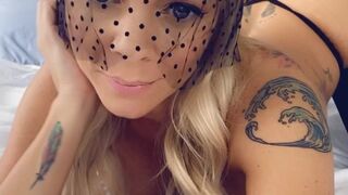 tris_love onlyfans black-haired prank masturbates with a vibrator
