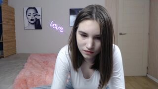 maria_new big breasted passion rubs the body with oil