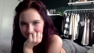 xmysticaldaisyx slim confused gently squeezes vagina