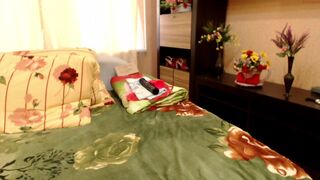 svetifox fingering her pussy