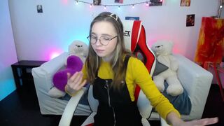 lucky_leslie perfect black-haired slut fucks vagina