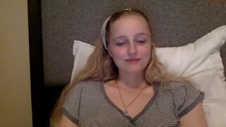 peachezzs crazy babe posing nude