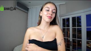 molly_so busty babe caresses nipples