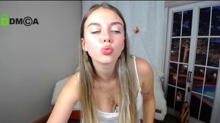 molly_so blonde plays with sex toy