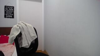 elliee_luv bitch shows small tits