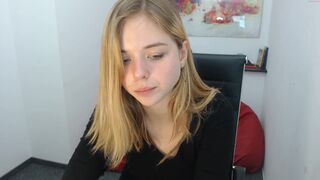 blonde_andcute masturbating and playing with her pussy