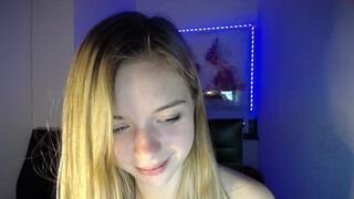 blonde_andcute sexy chica in the kitchen