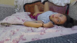 amanda_allen charming babe undresses and jerks off