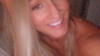 nikkifoxxxxx young beauty fucks phallus