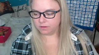 samanthasays manyvids busty maiden posing in stockings