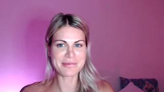 jennyjinx manyvids busty babe massages pussy