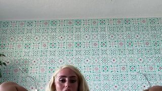 lissapolooza tempting chick fingering pussy