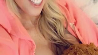 kayleighcoxx84 hot babe fucks both holes