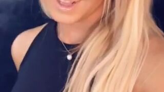 kayleighcoxx84 cute lady caresses shaved cunt