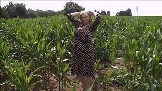 courtesananna busty brunette sucks dildo