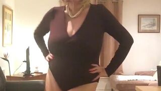 courtesananna gorgeous brunette girl passionately sucks dildo