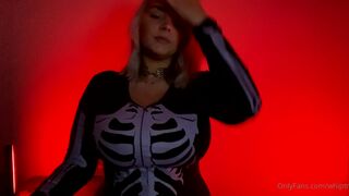 perfect black-haired slut fucks vagina