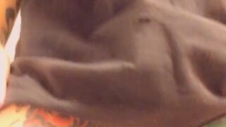 plantmamiiii charming ass fucks her pussy