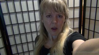 msjamiefoster excellent skin in glasses sucks dildo