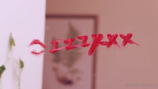 izzy xx busty lady masturbates shaved pussy