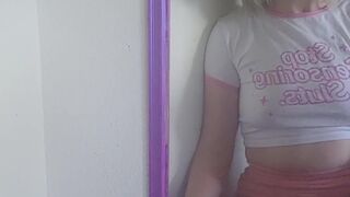 thechronicmasochist Olesya in a chair demonstrates a rich pussy masturbation