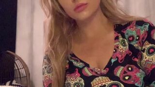 missroxanarae lynch busty blonde shows off snatch