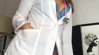 missroxanarae lynch naughty  girl  fingering vagina in the shower