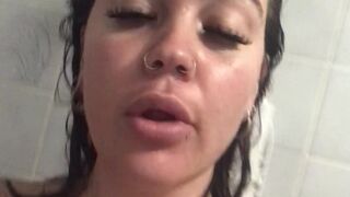 mikki951 cute chick masturbates juicy twat