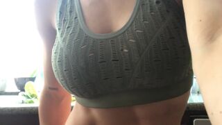 xnicoleanistonx fucks her pussy