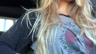 xnicoleanistonx hot lady plants hand in anus