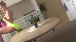 o92oo experienced slut caresses intimate places